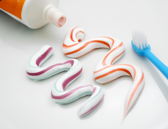 意外と知らない歯磨き粉の研磨剤の成分！研磨剤の役割とは？